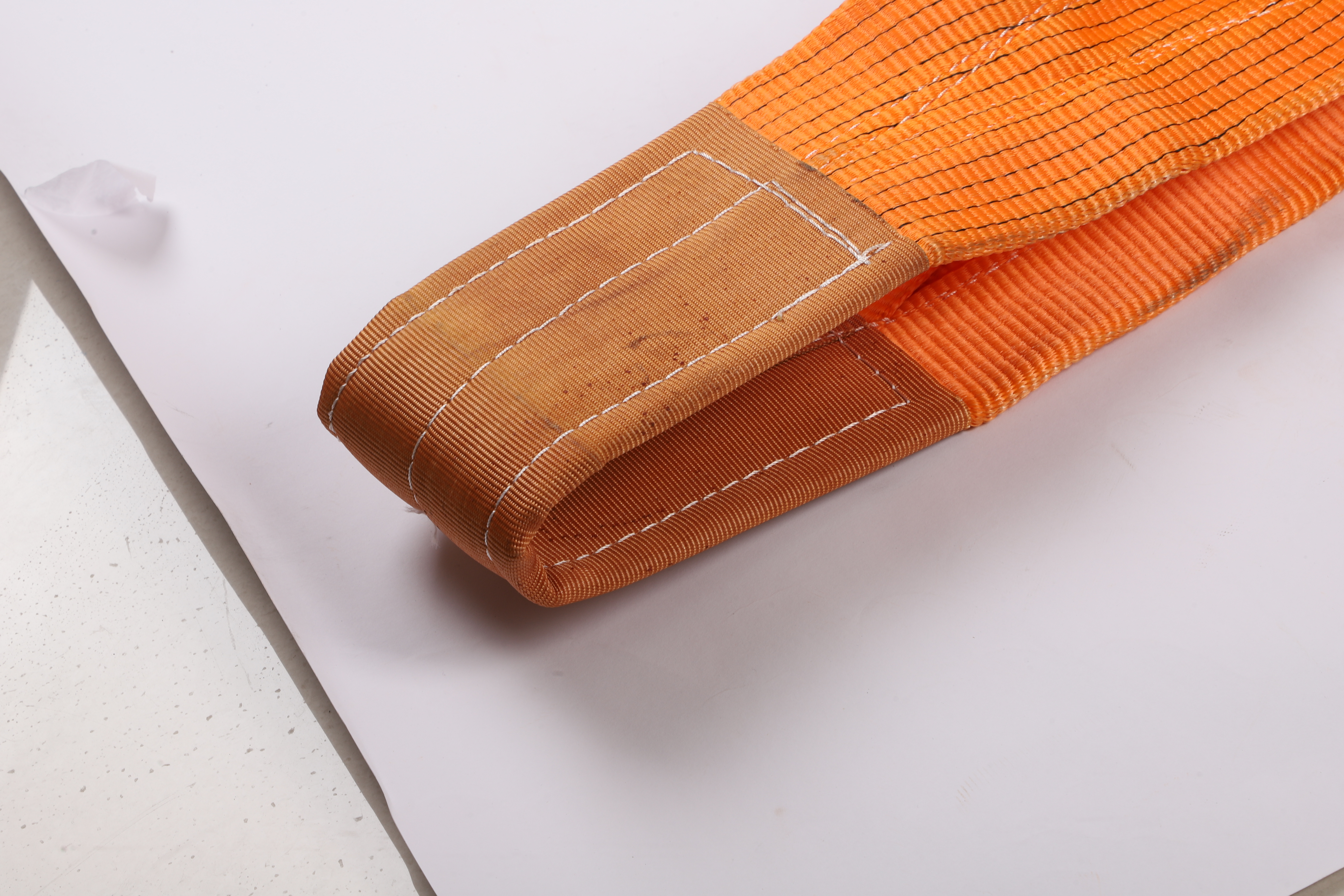Blog công ty mới nhất về Tại sao dây cẩu polyester bị hỏng tại các điểm may và gia cố mắt?